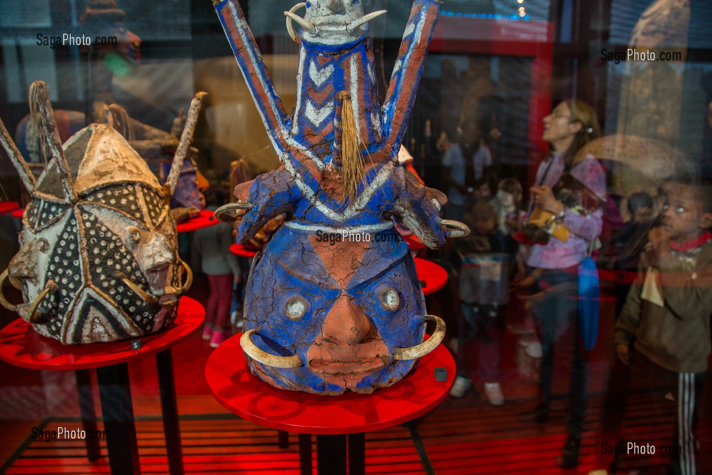 VITRINES AVEC DES MASQUES, MUSEE DU QUAI BRANLY, 7 EME ARRONDISSEMENT, PARIS (75), ILE-DE-FRANCE, FRANCE 