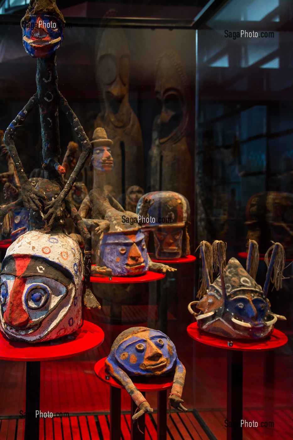 VITRINES AVEC DES MASQUES, MUSEE DU QUAI BRANLY, 7 EME ARRONDISSEMENT, PARIS (75), ILE-DE-FRANCE, FRANCE 