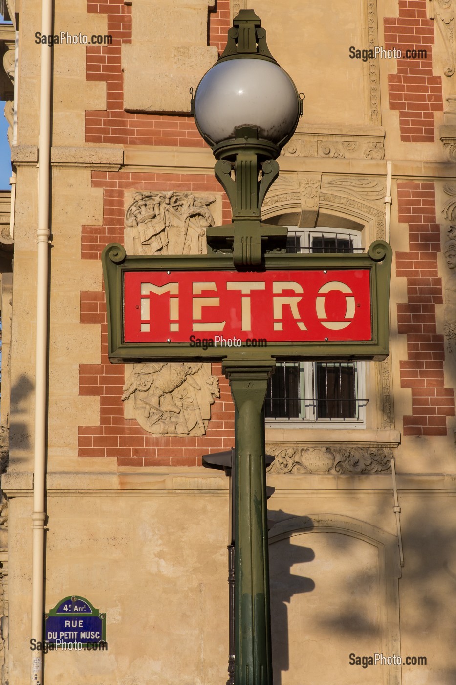 METRO SULLY MORLAND, CANDELABRE D'ADOLPHE DERVAUX, DE STYLE ART DECO, ANNEES 20, QUARTIER DU MARAIS, 4EME ARRONDISSEMENT, PARIS (75), ILE-DE-FRANCE, FRANCE 