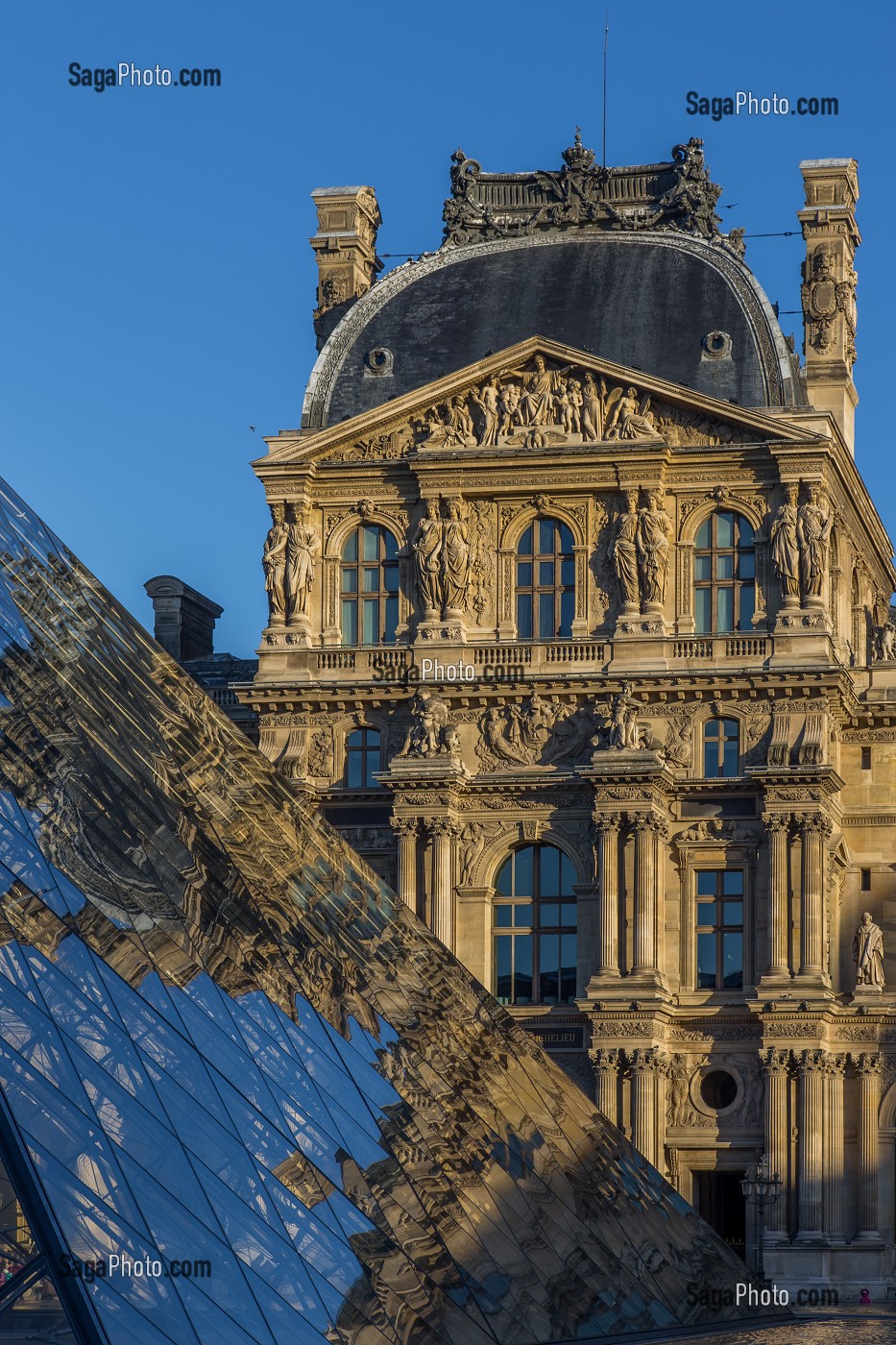 LE MUSEE DU LOUVRE ET SA PYRAMIDE, SITUE AU COEUR DE LA VILLE DANS LE 1ER ARRONDISSEMENT, IL EST L'UN DES PLUS GRANDS MUSEES DU MONDE ET LE PLUS GRAND DE FRANCE, (75) PARIS, ILE-DE-FRANCE, FRANCE 