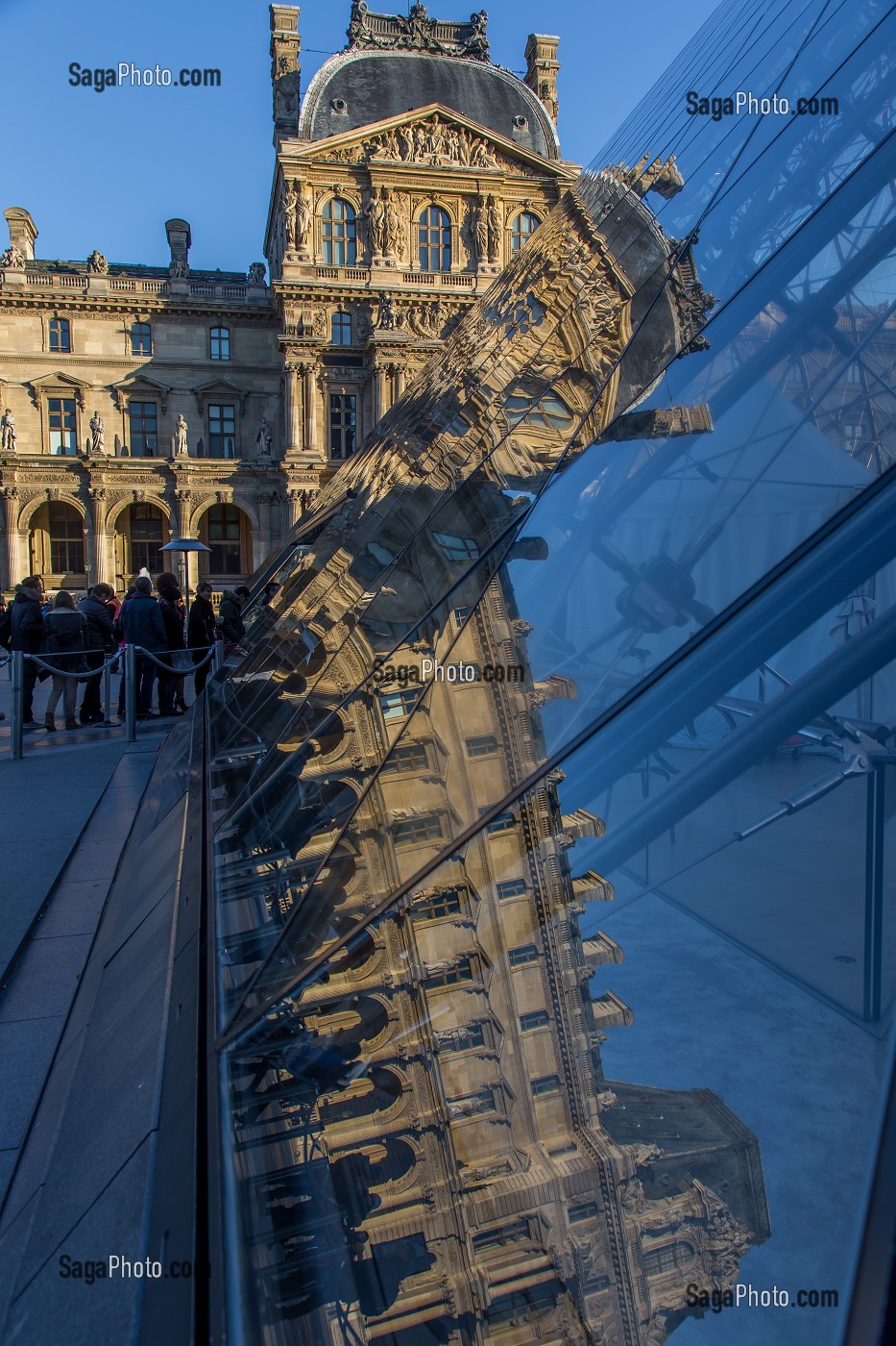 LE MUSEE DU LOUVRE ET SA PYRAMIDE, SITUE AU COEUR DE LA VILLE DANS LE 1ER ARRONDISSEMENT, IL EST L'UN DES PLUS GRANDS MUSEES DU MONDE ET LE PLUS GRAND DE FRANCE, (75) PARIS, ILE-DE-FRANCE, FRANCE 