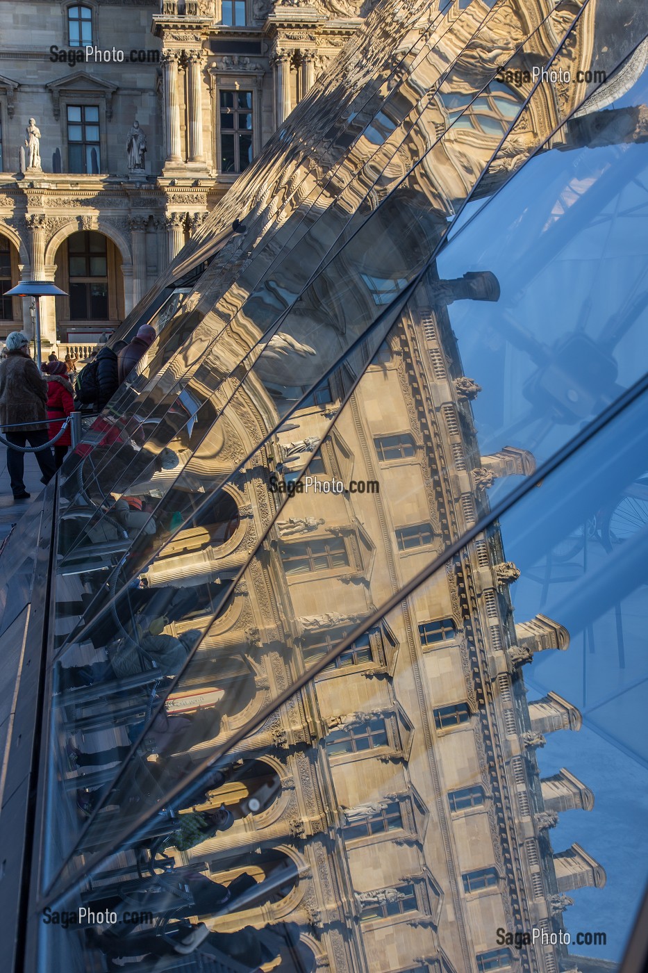 LE MUSEE DU LOUVRE ET SA PYRAMIDE, SITUE AU COEUR DE LA VILLE DANS LE 1ER ARRONDISSEMENT, IL EST L'UN DES PLUS GRANDS MUSEES DU MONDE ET LE PLUS GRAND DE FRANCE, (75) PARIS, ILE-DE-FRANCE, FRANCE 