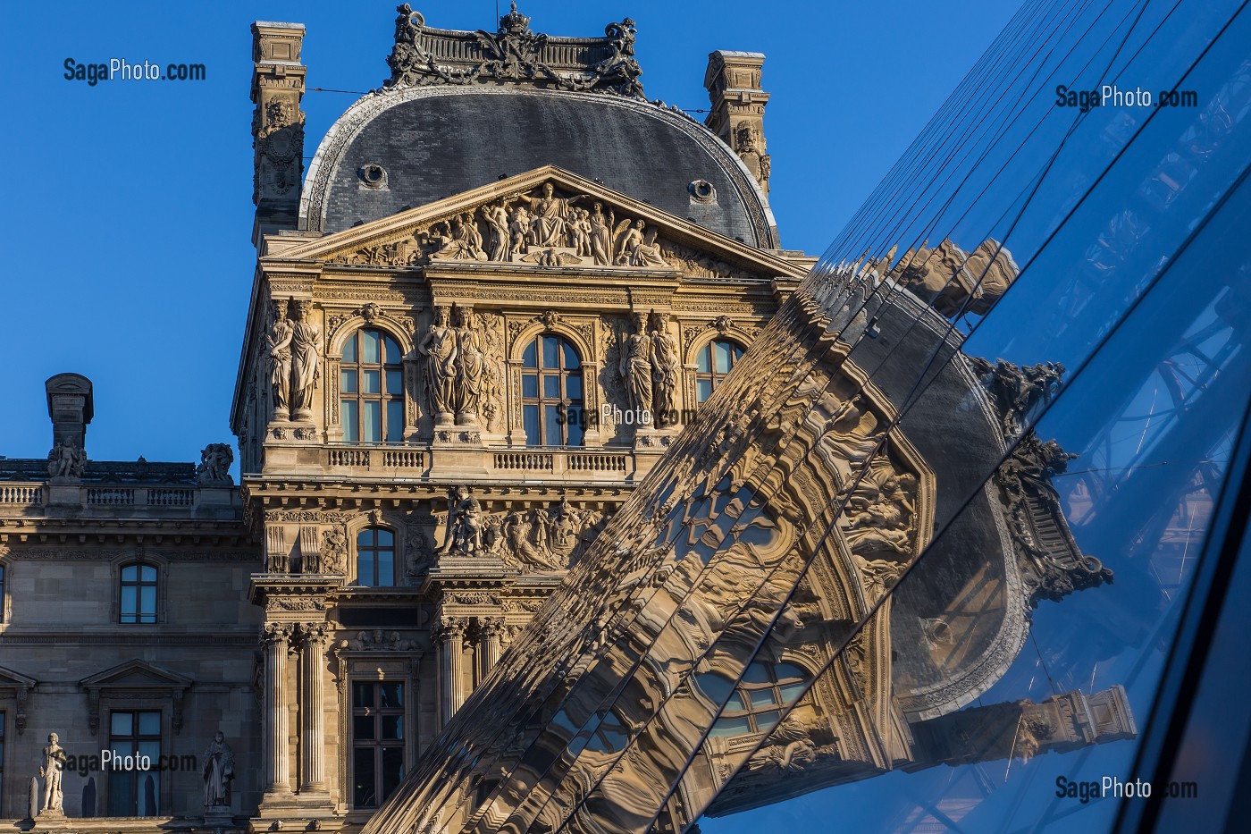 LE MUSEE DU LOUVRE ET SA PYRAMIDE, SITUE AU COEUR DE LA VILLE DANS LE 1ER ARRONDISSEMENT, IL EST L'UN DES PLUS GRANDS MUSEES DU MONDE ET LE PLUS GRAND DE FRANCE, (75) PARIS, ILE-DE-FRANCE, FRANCE 