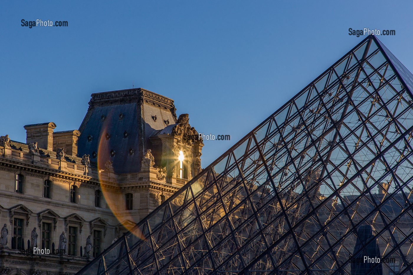 LE MUSEE DU LOUVRE ET SA PYRAMIDE, SITUE AU COEUR DE LA VILLE DANS LE 1ER ARRONDISSEMENT, IL EST L'UN DES PLUS GRANDS MUSEES DU MONDE ET LE PLUS GRAND DE FRANCE, (75) PARIS, ILE-DE-FRANCE, FRANCE 