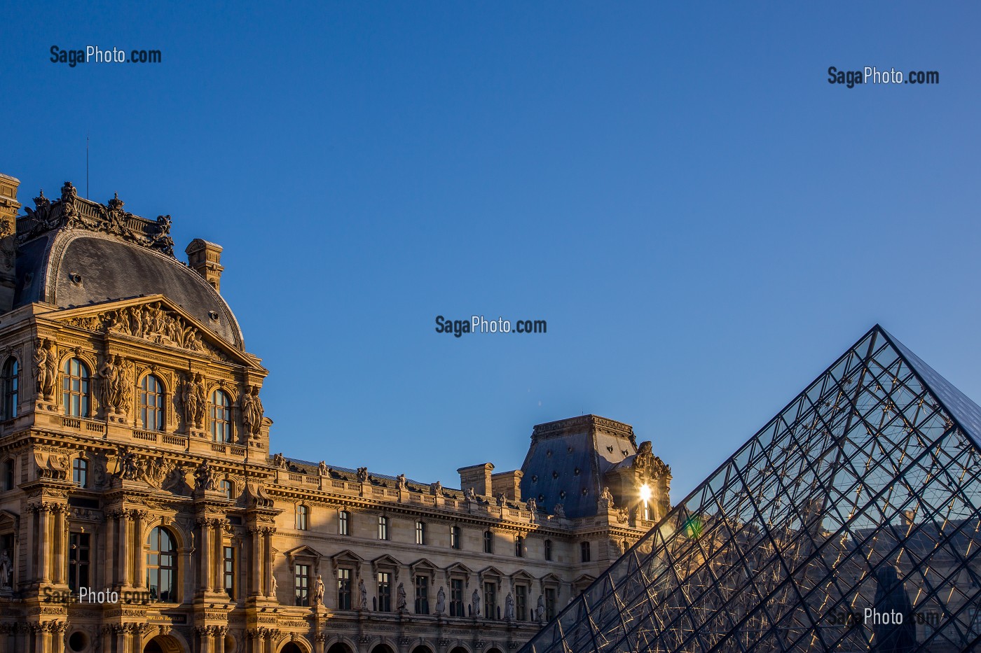 LE MUSEE DU LOUVRE ET SA PYRAMIDE, SITUE AU COEUR DE LA VILLE DANS LE 1ER ARRONDISSEMENT, IL EST L'UN DES PLUS GRANDS MUSEES DU MONDE ET LE PLUS GRAND DE FRANCE, (75) PARIS, ILE-DE-FRANCE, FRANCE 