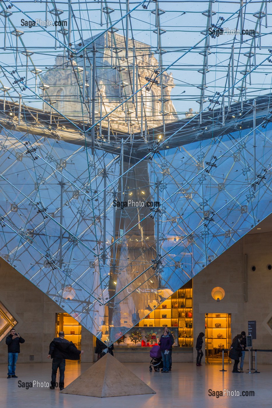 LE CARROUSEL DU LOUVRE ET SA PYRAMIDE INVERSEE, SITUE SOUS LE JARDIN DES TUILERIES EST A LA FOIS UNE GALERIE COMMERCIALE ET UN ESPACE CULTUREL ET HISTORIQUE, (75) PARIS, ILE-DE-FRANCE, FRANCE 