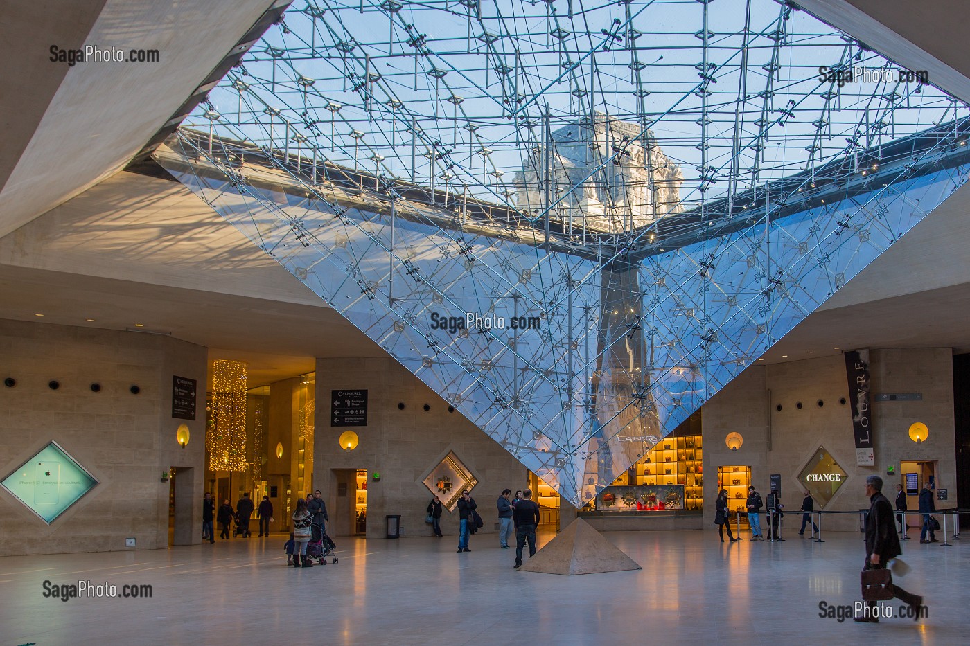 LE CARROUSEL DU LOUVRE ET SA PYRAMIDE INVERSEE, SITUE SOUS LE JARDIN DES TUILERIES EST A LA FOIS UNE GALERIE COMMERCIALE ET UN ESPACE CULTUREL ET HISTORIQUE, (75) PARIS, ILE-DE-FRANCE, FRANCE 