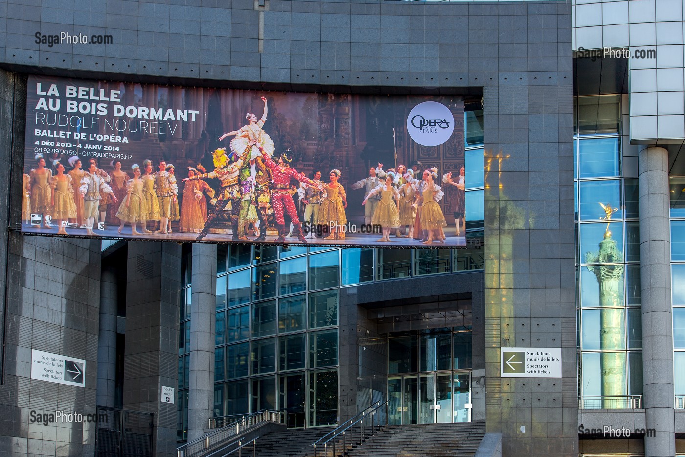 REFLET DE LA STATUE DU GENIE DE LA LIBERTE SURPLOMBANT LA COLONNE DE JUILLET SUR LA FACADE LE L'OPERA BASTILLE, AFFICHE DU BALLET 'LA BELLE AU BOIS DORMANT', PLACE DE LA BASTILLE,  4 EME ARRONDISSEMENT, (75) PARIS, ILE-DE-FRANCE, FRANCE 