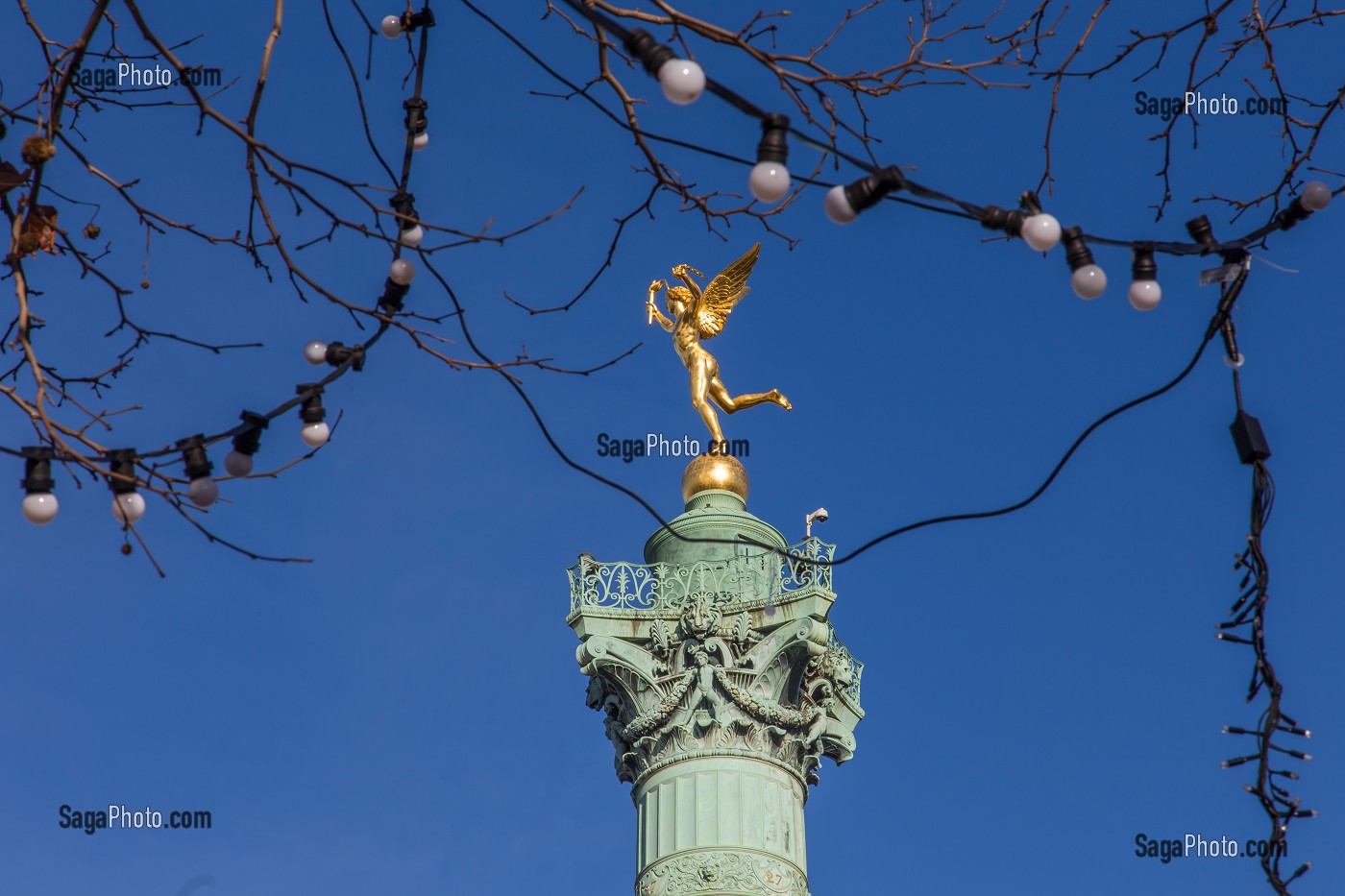 LE GENIE DE LA LIBERTE SURPLOMBANT LA COLONNE DE JUILLET COMMEMORANT LES TROIS GLORIEUSES, PENDANT LA REVOLUTION DE 1830, PLACE DE LA BASTILLE, 4EME ARRONDISSEMENT, (75) PARIS, ILE-DE-FRANCE, FRANCE 