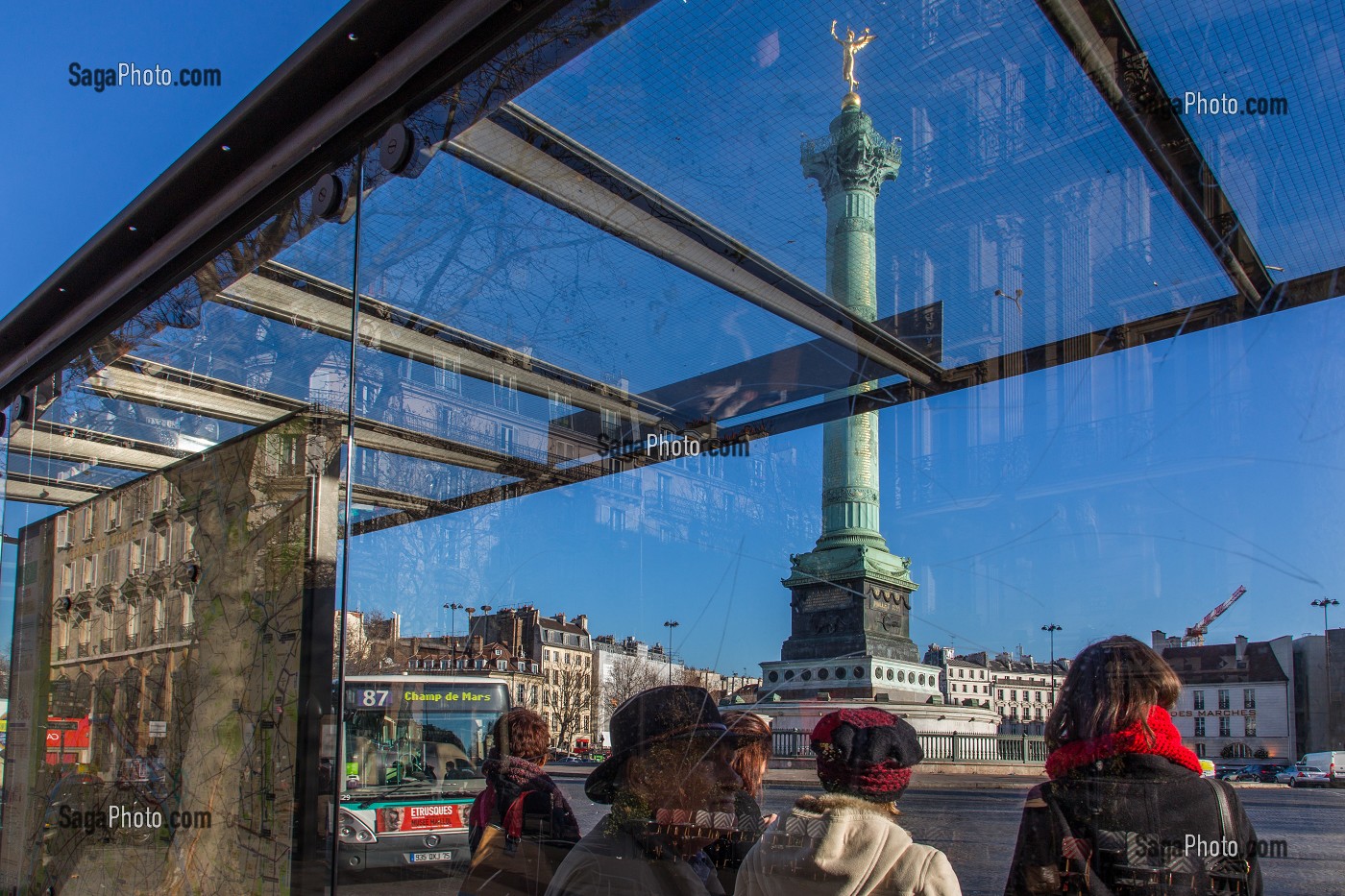 ARRET DE BUS, PLACE DE LA BASTILLE, ET LA COLONNE DE JUILLET, 4EME ARRONDISSEMENT, PARIS (75), ILE-DE-FRANCE, FRANCE 