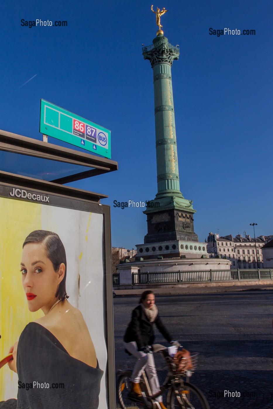 ARRET DE BUS, PLACE DE LA BASTILLE, ET LA COLONNE DE JUILLET, 4EME ARRONDISSEMENT, PARIS (75), ILE-DE-FRANCE, FRANCE 