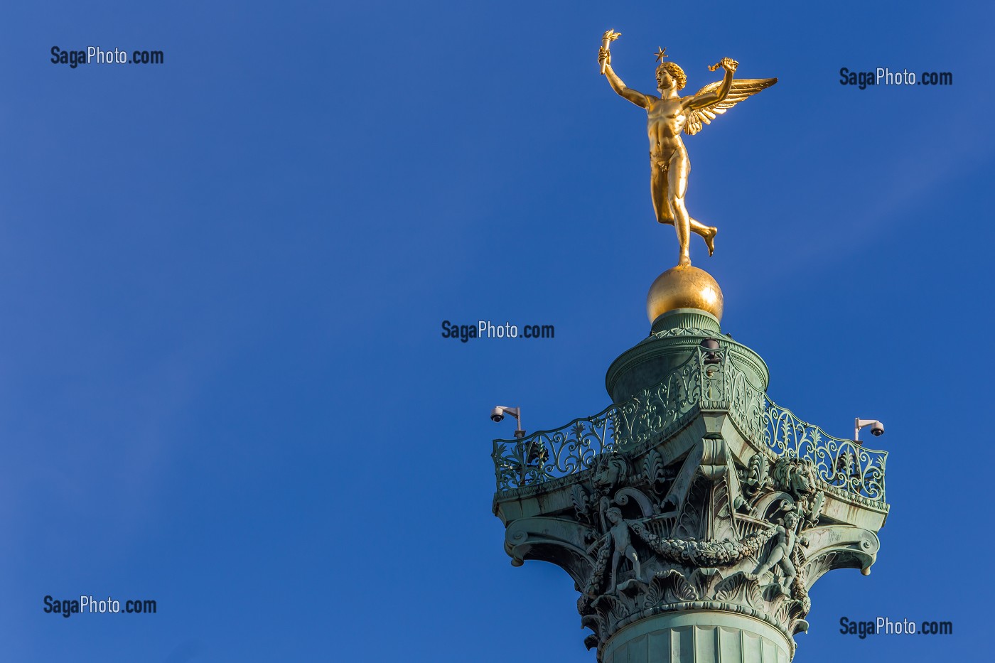 LE GENIE DE LA LIBERTE SURPLOMBANT LA COLONNE DE JUILLET, PLACE DE LA BASTILLE, COMMEMORANT LES TROIS GLORIEUSES, PENDANT LA REVOLUTION DE 1830, 4 EME ARRONDISSEMENT, (75) PARIS, ILE-DE-FRANCE, FRANCE 
