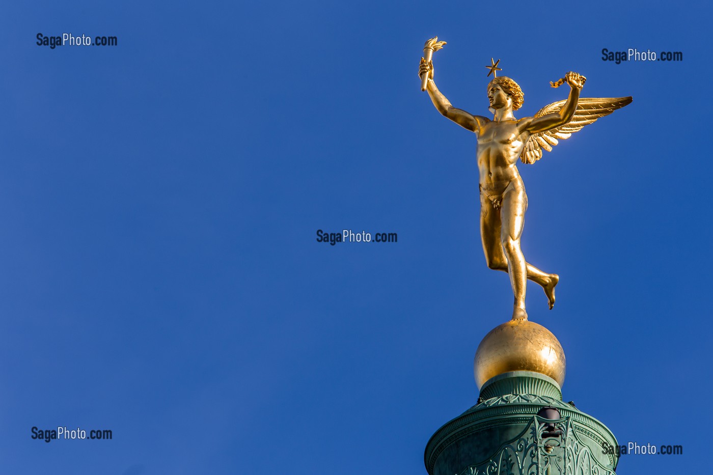 LE GENIE DE LA LIBERTE SURPLOMBANT LA COLONNE DE JUILLET, PLACE DE LA BASTILLE, COMMEMORANT LES TROIS GLORIEUSES, PENDANT LA REVOLUTION DE 1830, 4 EME ARRONDISSEMENT, (75) PARIS, ILE-DE-FRANCE, FRANCE 
