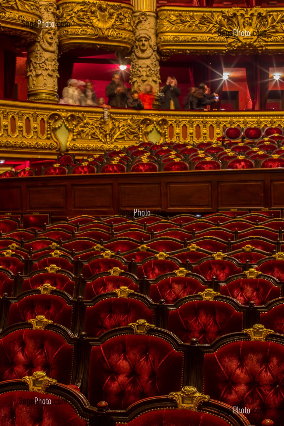 VISITEURS A L'INTERIEUR DE L'OPERA GARNIER, PALAIS GARNIER, 9 EME ARRONDISSEMENT, (75), PARIS, ILE-DE-FRANCE, FRANCE 