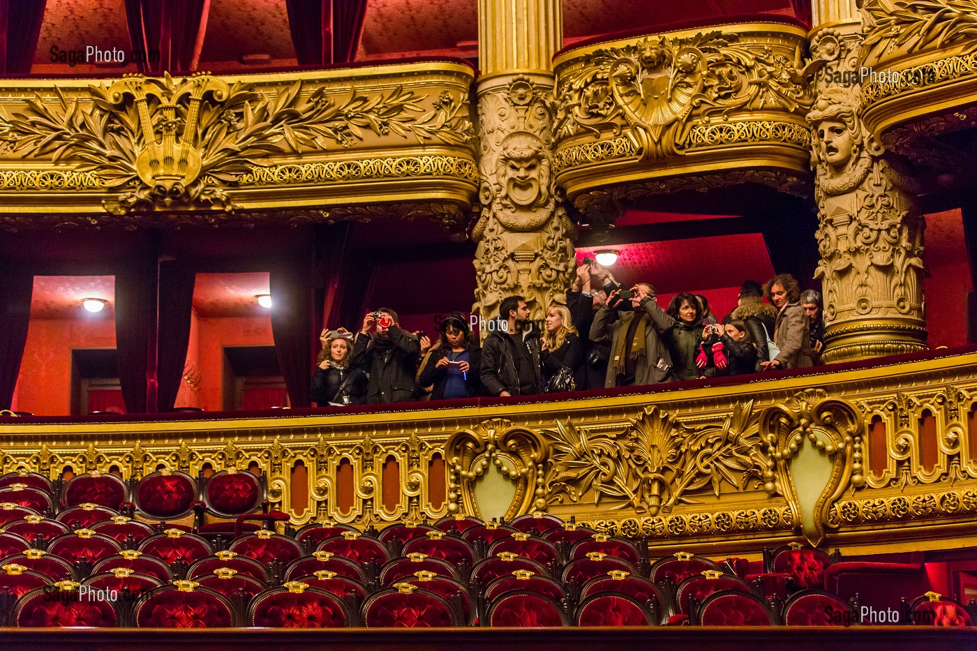VISITEURS A L'INTERIEUR DE L'OPERA GARNIER, PALAIS GARNIER, 9 EME ARRONDISSEMENT, (75), PARIS, ILE-DE-FRANCE, FRANCE 