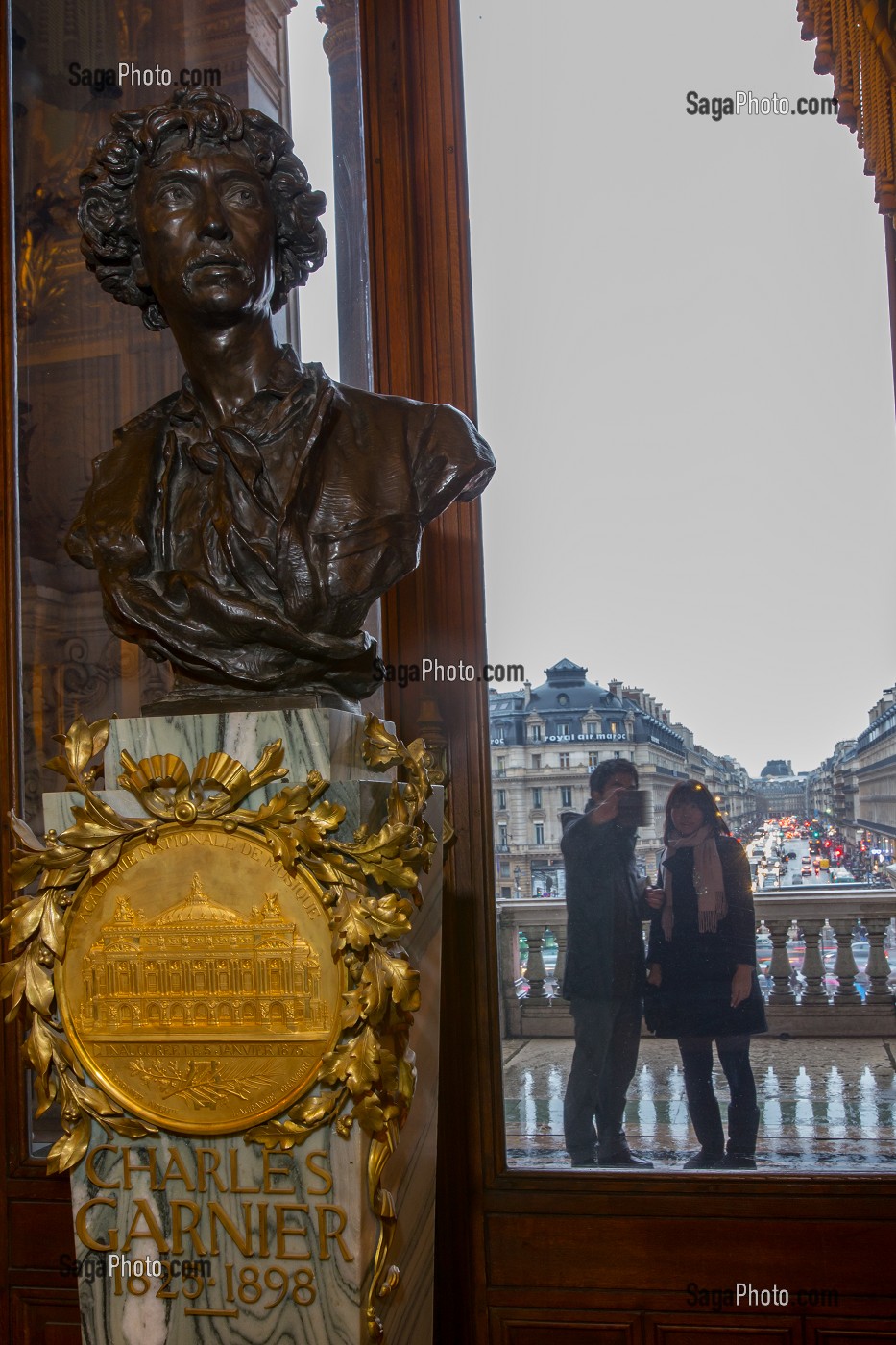 VISITEURS, BUSTE DE CHARLES GARNIER, OPERA GARNIER, PALAIS GARNIER, 9 EME ARRONDISSEMENT, (75), PARIS, ILE-DE-FRANCE, FRANCE 