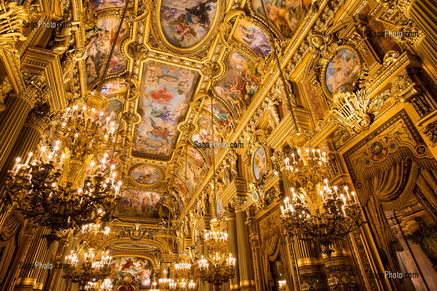 INTERIEUR DE L'OPERA GARNIER, PALAIS GARNIER, GRAND FOYER PEINT PAR BAUDRY, LE PLAFOND REPREND LES THEMES CLASSIQUES DES MYTHES GRECS, EN TRENTE TOILES, SUR 500 METRES CARRES, 9 EME ARRONDISSEMENT, (75), PARIS, ILE-DE-FRANCE, FRANCE 
