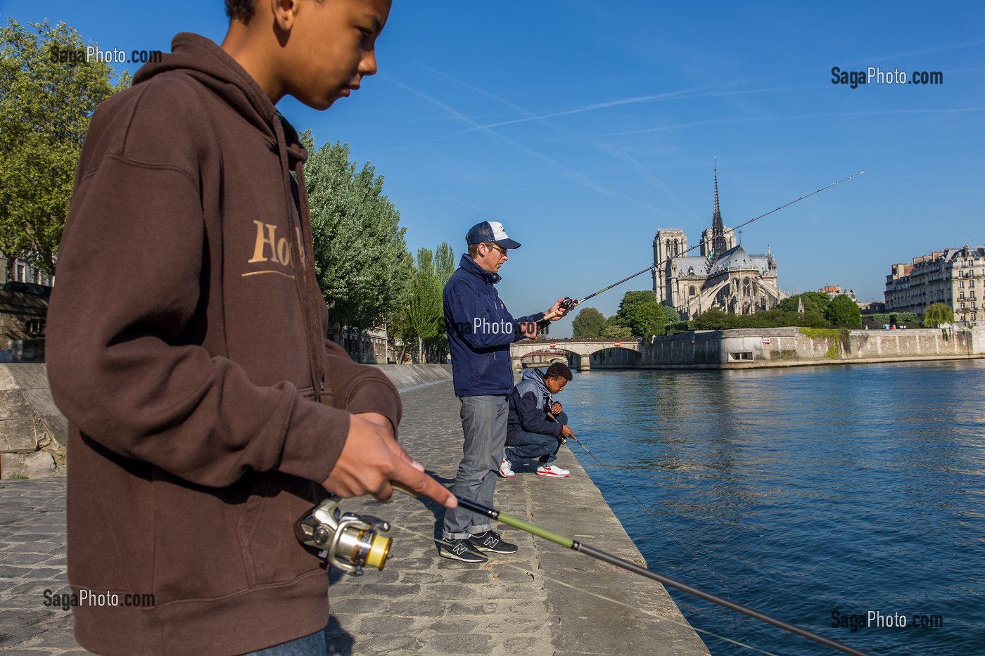 PECHEURS, STREET FISHING, QUAI DE LA TOURNELLE, PARIS (75) 