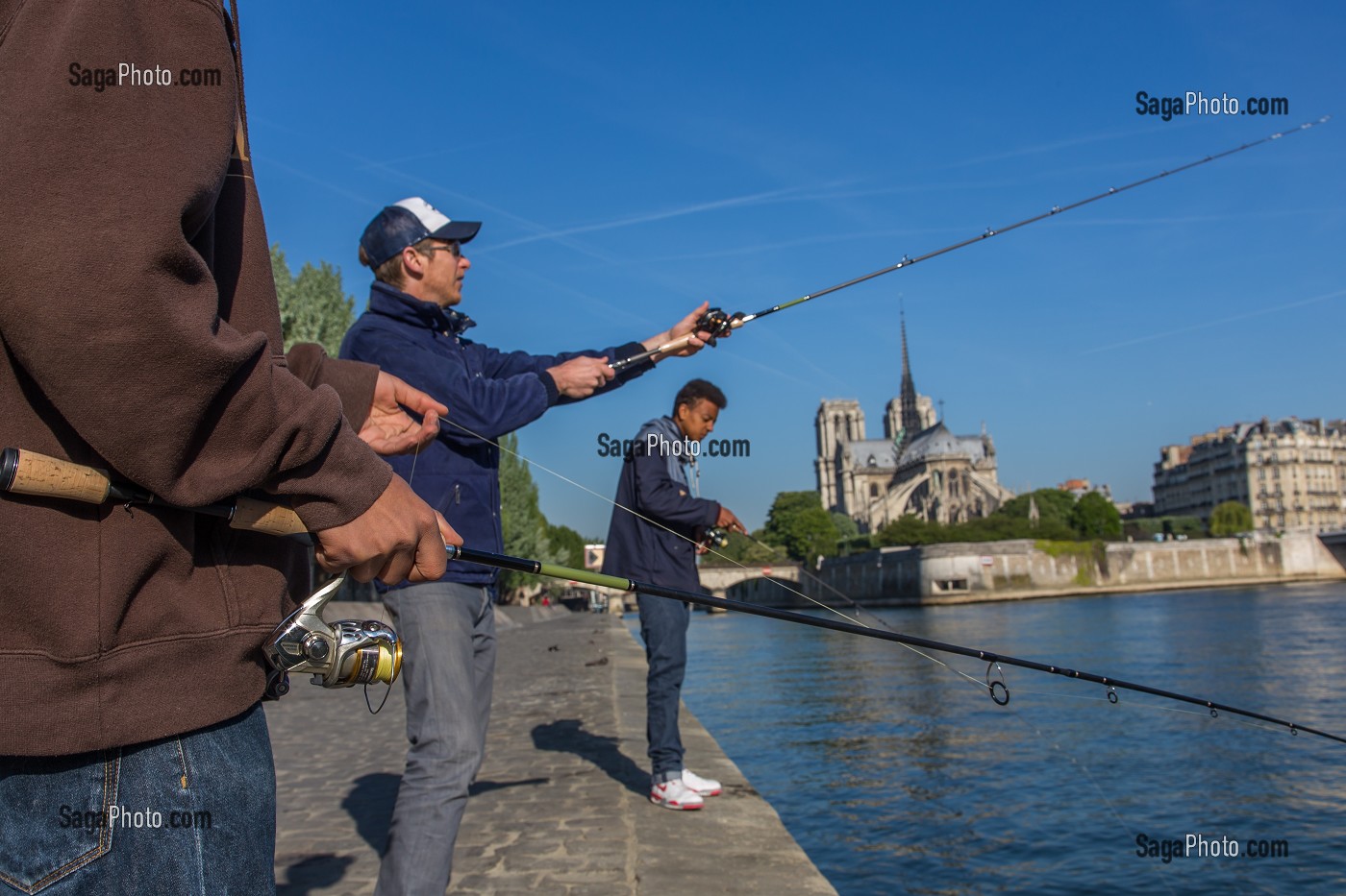 PECHEURS, STREET FISHING, QUAI DE LA TOURNELLE, PARIS (75) 