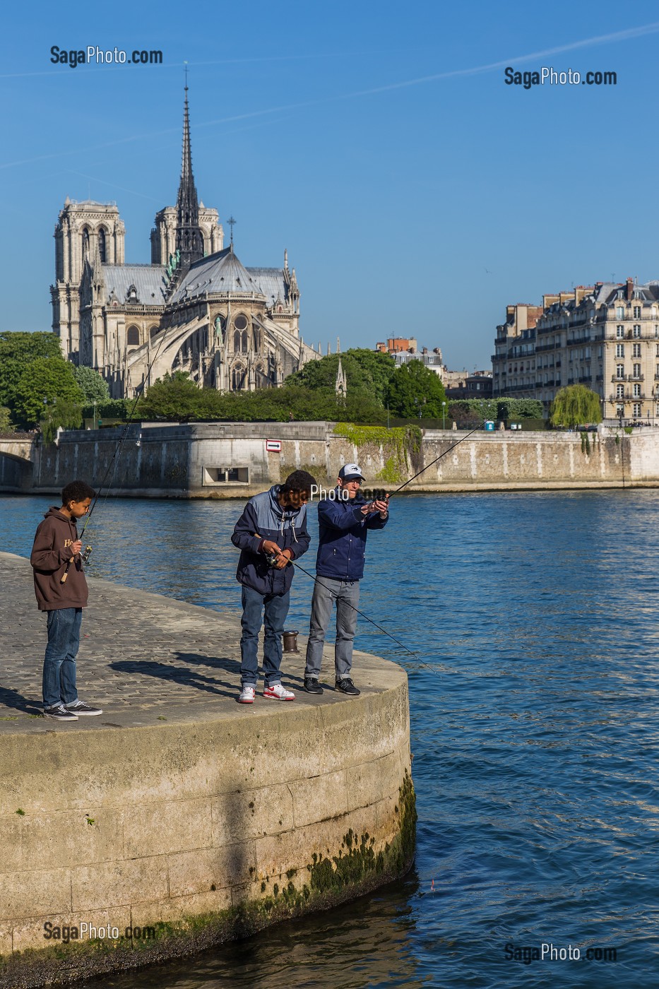 PECHEURS, STREET FISHING, QUAI DE LA TOURNELLE, PARIS (75) 