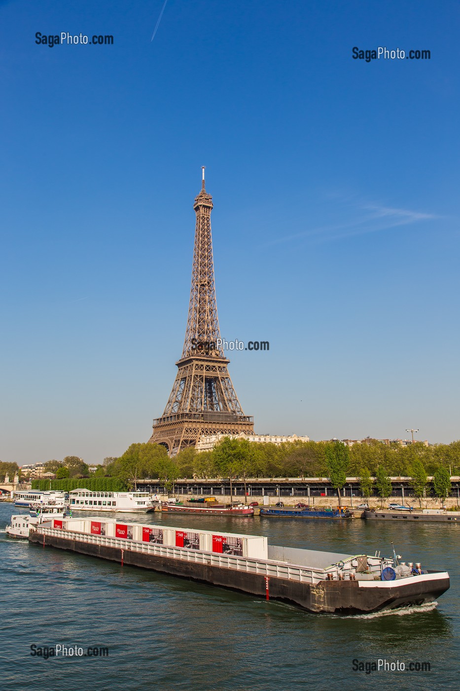 BARGE DE CONTENEURS VERS DES CAMIONS DE LIVRAISON, SOLUTION RETENUE PAR LES MAGASINS FRANPRIX REALISE PAR LE TRANSPORTEUR NORBERT DENTRESSANGLE POUR APPROVISIONNER SES MAGASINS PARISIEN 