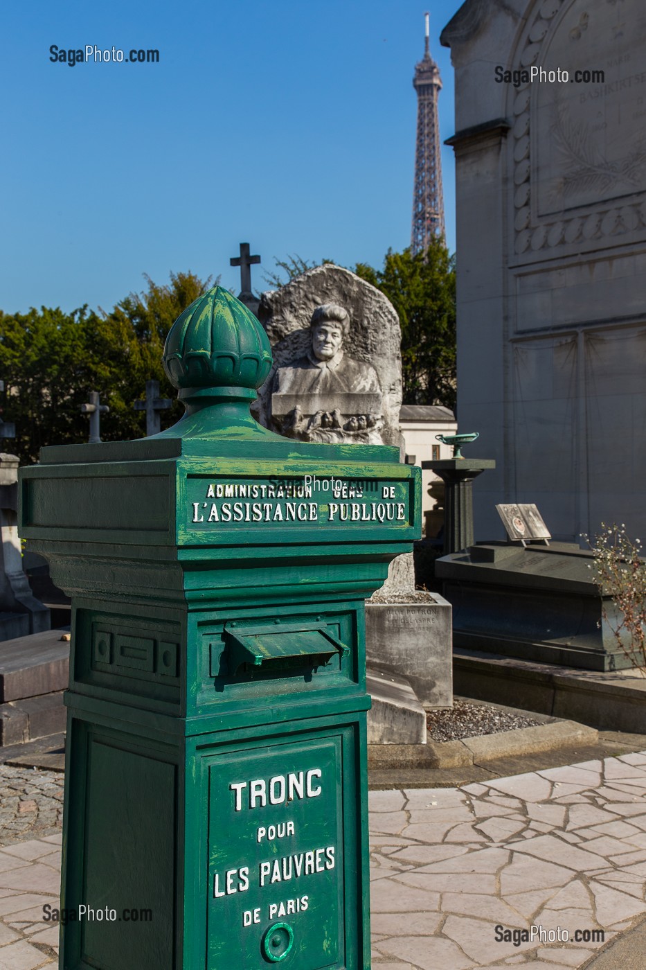 TRONC POUR LES PAUVRES DE L'ASSISTANCE PUBLIQUE, CIMETIERE DE PASSY, 16 EME ARRONDISSEMENT, PARIS (75), ILE-DE-FRANCE, FRANCE 