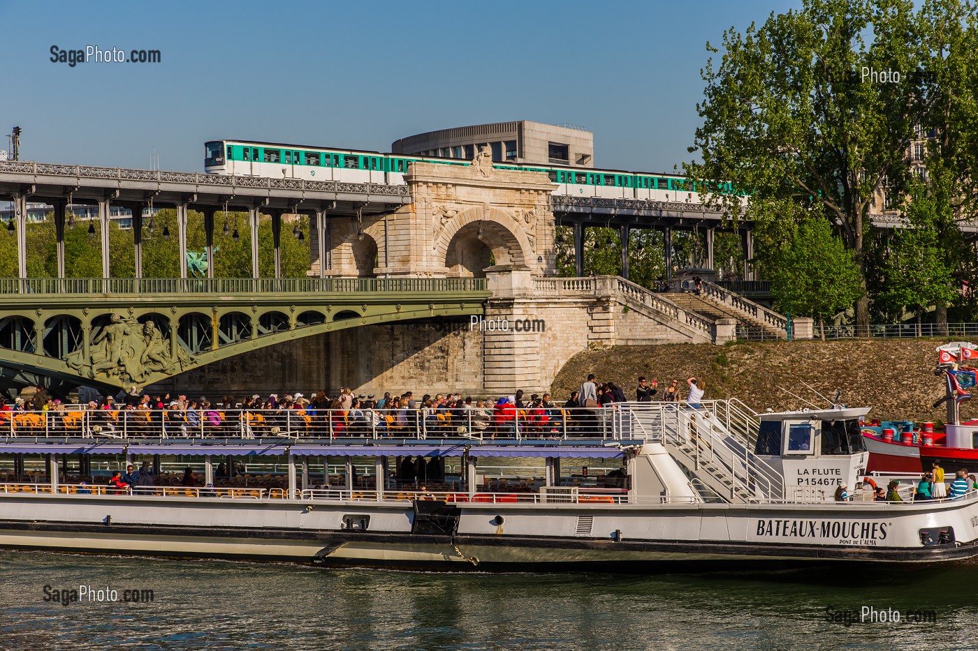 BATEAUX-MOUCHES ET METRO PONT DE BIR HAKEIM, 16 EME ARRONDISSEMENT, PARIS (75), ILE-DE-FRANCE, FRANCE 