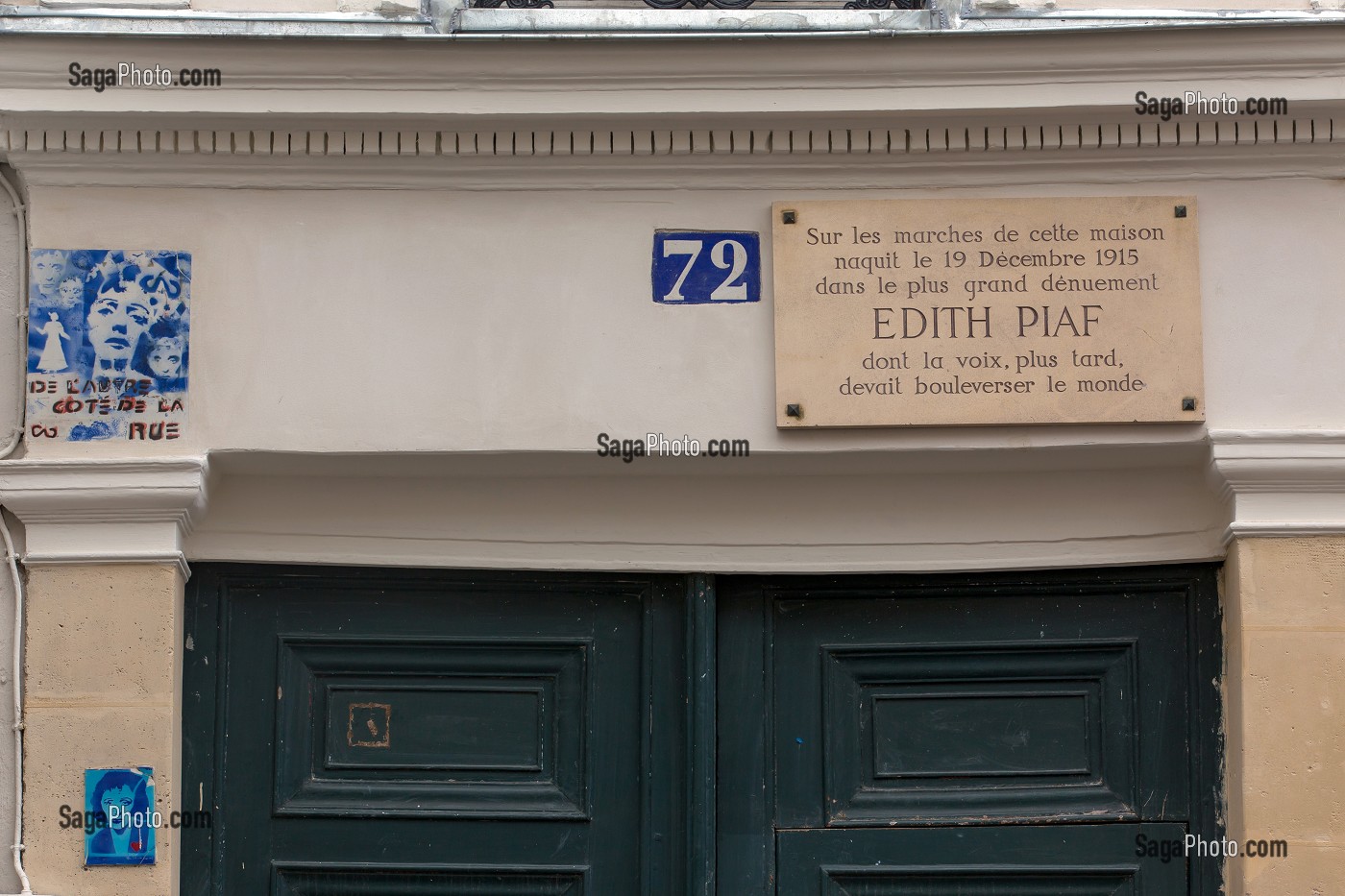 PLAQUE COMMEMORATIVE DEVANT LE 72 RUE DE BELLEVILLE OU EDITH PIAF EST NEE SUR LES MARCHES DE CETTE MAISON, PARIS, 20 EME ARRONDISSEMENT, FRANCE, EUROPE 