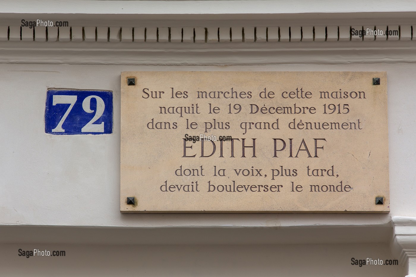 PLAQUE COMMEMORATIVE DEVANT LE 72 RUE DE BELLEVILLE OU EDITH PIAF EST NEE SUR LES MARCHES DE CETTE MAISON, PARIS, 20 EME ARRONDISSEMENT, FRANCE, EUROPE 