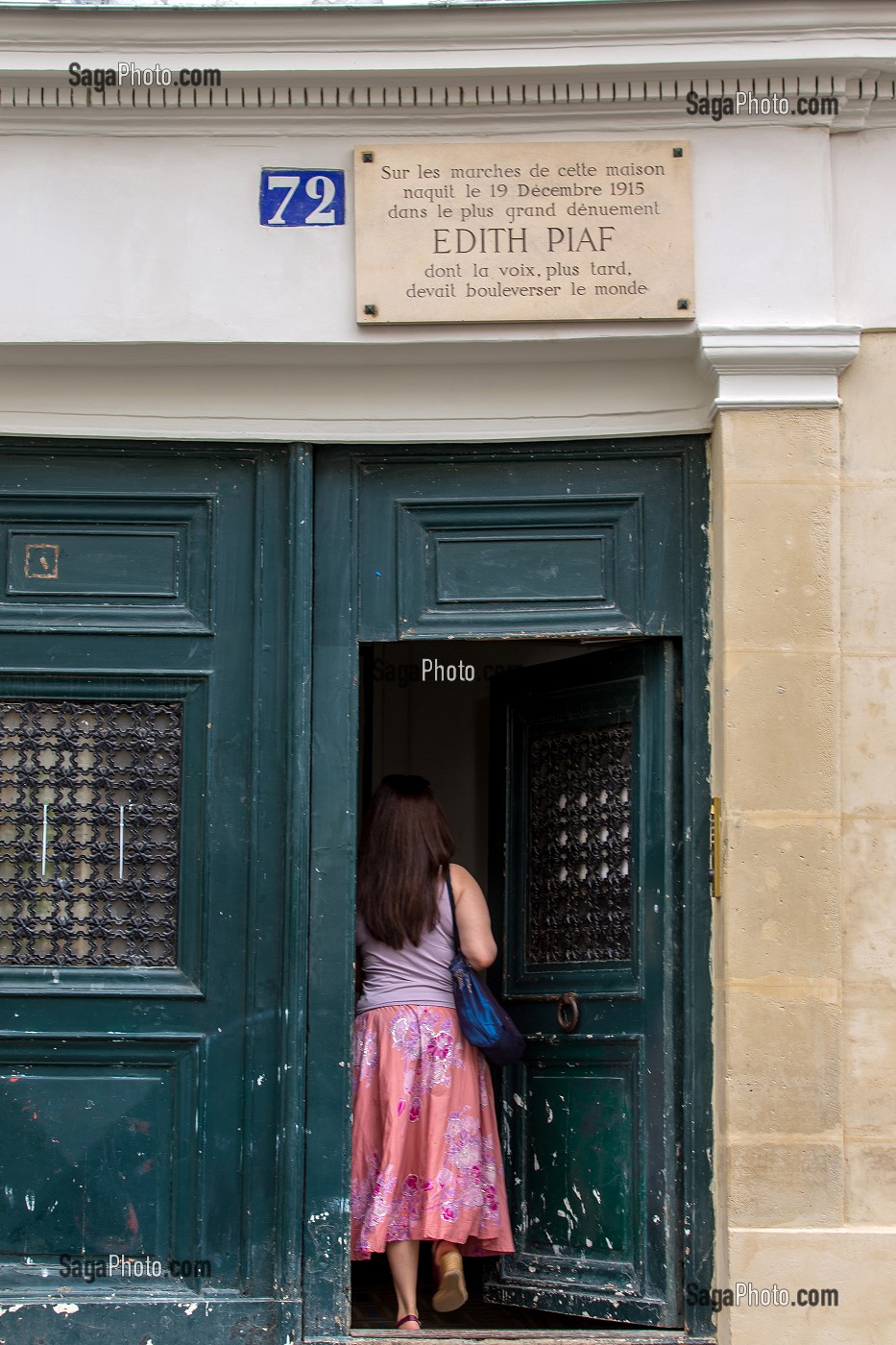 PLAQUE COMMEMORATIVE DEVANT LE 72 RUE DE BELLEVILLE OU EDITH PIAF EST NEE SUR LES MARCHES DE CETTE MAISON, PARIS, 20 EME ARRONDISSEMENT, FRANCE, EUROPE 