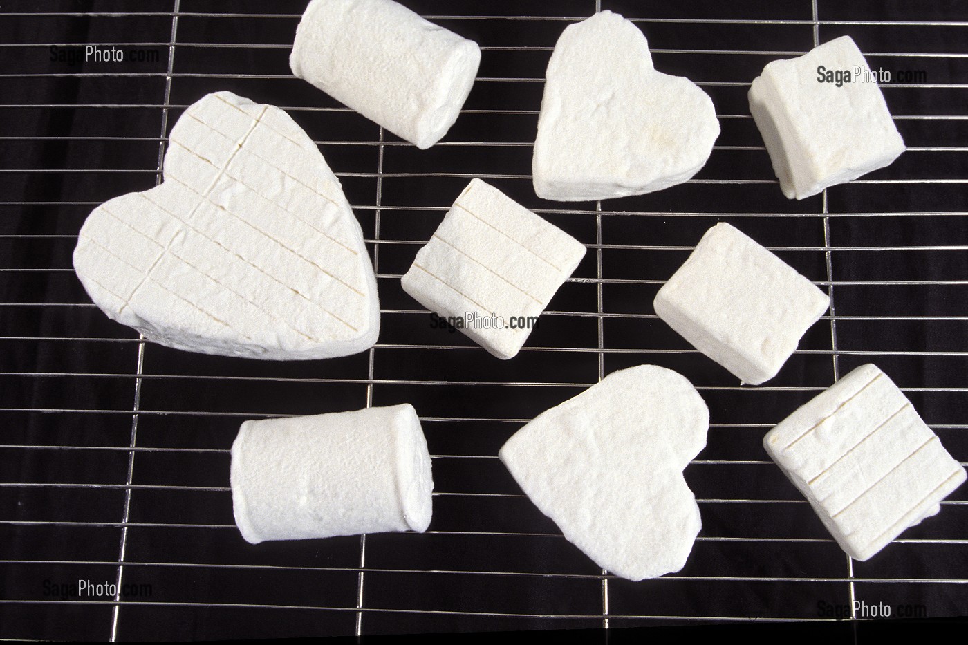 AFFINAGE DU FROMAGE EN FORME DE COEUR DE NEUFCHATEL-EN-BRAY (LAIT DE VACHE), PAYS DE BRAY, SEINE-MARITIME, (76), FRANCE 