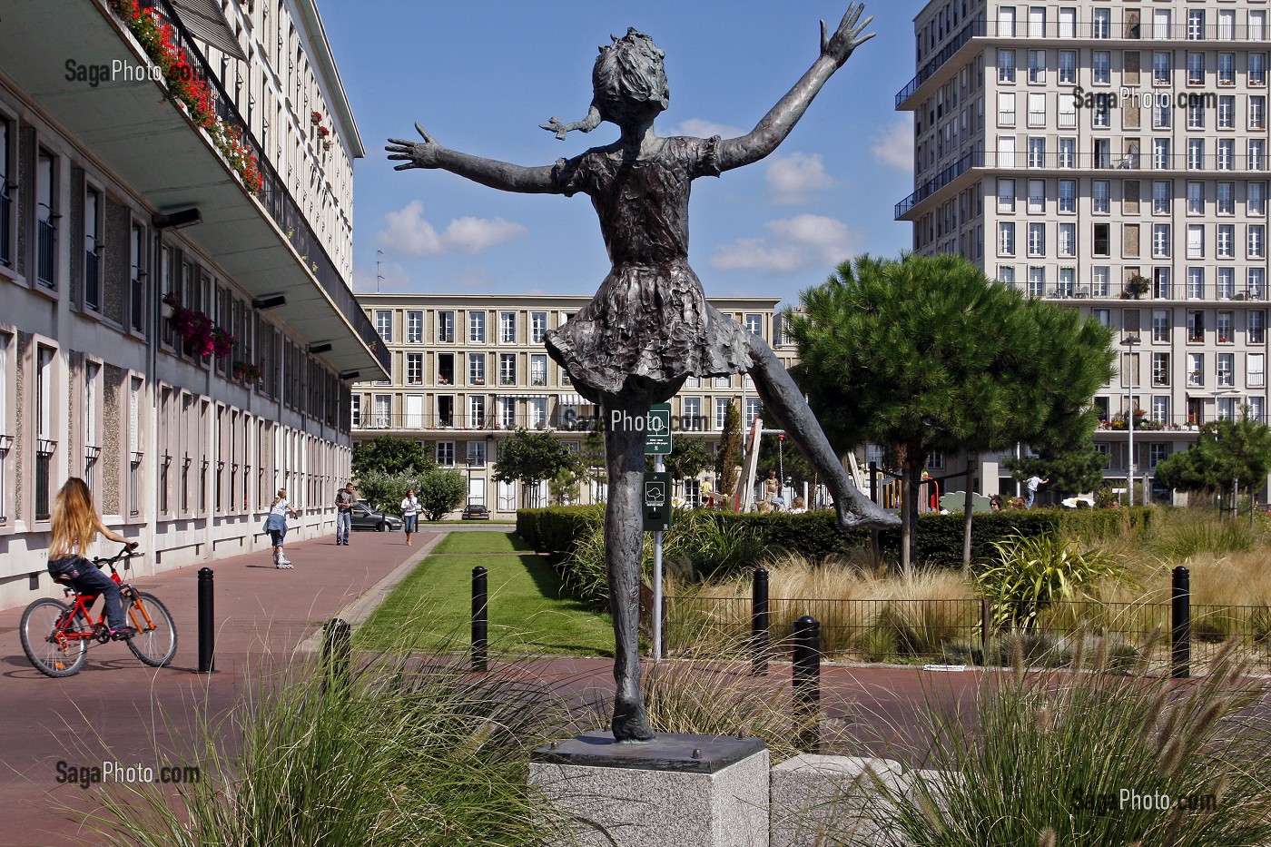 STATUE DE DANSEUSE DEVANT LES IMMEUBLES D'HABITATION, ARCHITECTURE D'AUGUSTE PERRET CLASSEE AU PATRIMOINE MONDIAL DE L'UNESCO, BOULEVARD FRANCOIS 1ER ET RUE AUGUSTIN LENORMAND, LE HAVRE, SEINE-MARITIME (76), NORMANDIE, FRANCE, SEINE-MARITIME (76) 