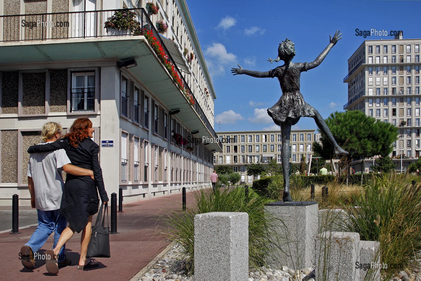 STATUE DE DANSEUSE DEVANT LES IMMEUBLES D'HABITATION, ARCHITECTURE D'AUGUSTE PERRET CLASSEE AU PATRIMOINE MONDIAL DE L'UNESCO, BOULEVARD FRANCOIS 1ER, LE HAVRE, SEINE-MARITIME (76), NORMANDIE, FRANCE 