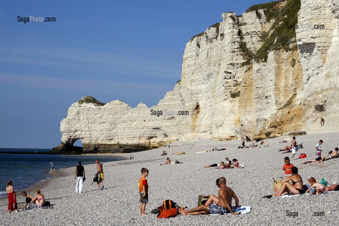 LES FALAISES ET LA PLAGE DE GALETS D'ETRETAT, SEINE-MARITIME (76), NORMANDIE, FRANCE 