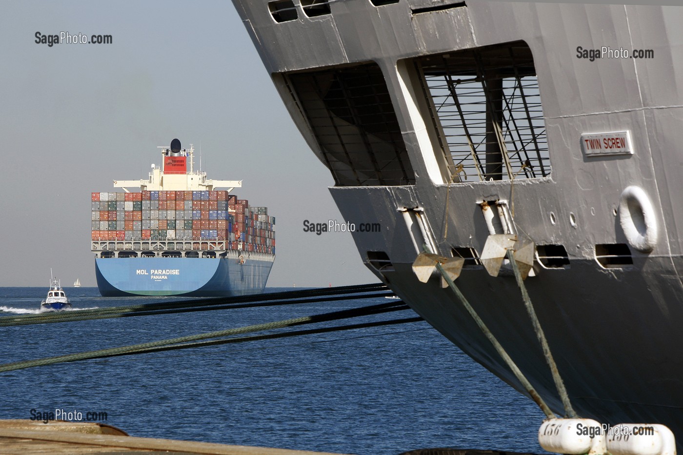 GROS PAQUEBOT A QUAI SUR LE DEBARCADERE VOYAGEUR DU PORT ET PORTE CONTENEURS EN PARTANCE, LE HAVRE, SEINE-MARITIME (76), NORMANDIE, FRANCE 