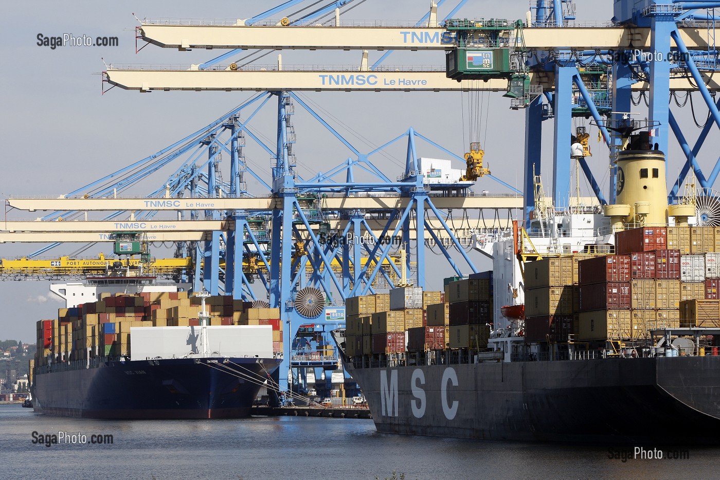 PORTIQUES DE CHARGEMENT DES CONTENEURS SUR UN CARGO PORTE-CONTENEURS, PORT DE COMMERCE, LE HAVRE, SEINE-MARITIME (76), NORMANDIE, FRANCE 