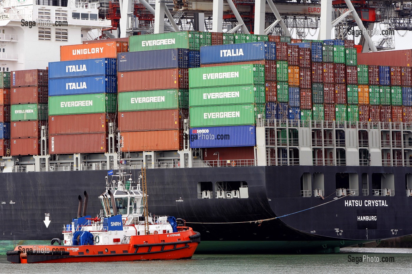 REMORQUEUR EN TRAIN DE DIRIGER UN CARGO PORTE-CONTENEURS, PORT DE COMMERCE, LE HAVRE, SEINE-MARITIME (76), NORMANDIE, FRANCE 
