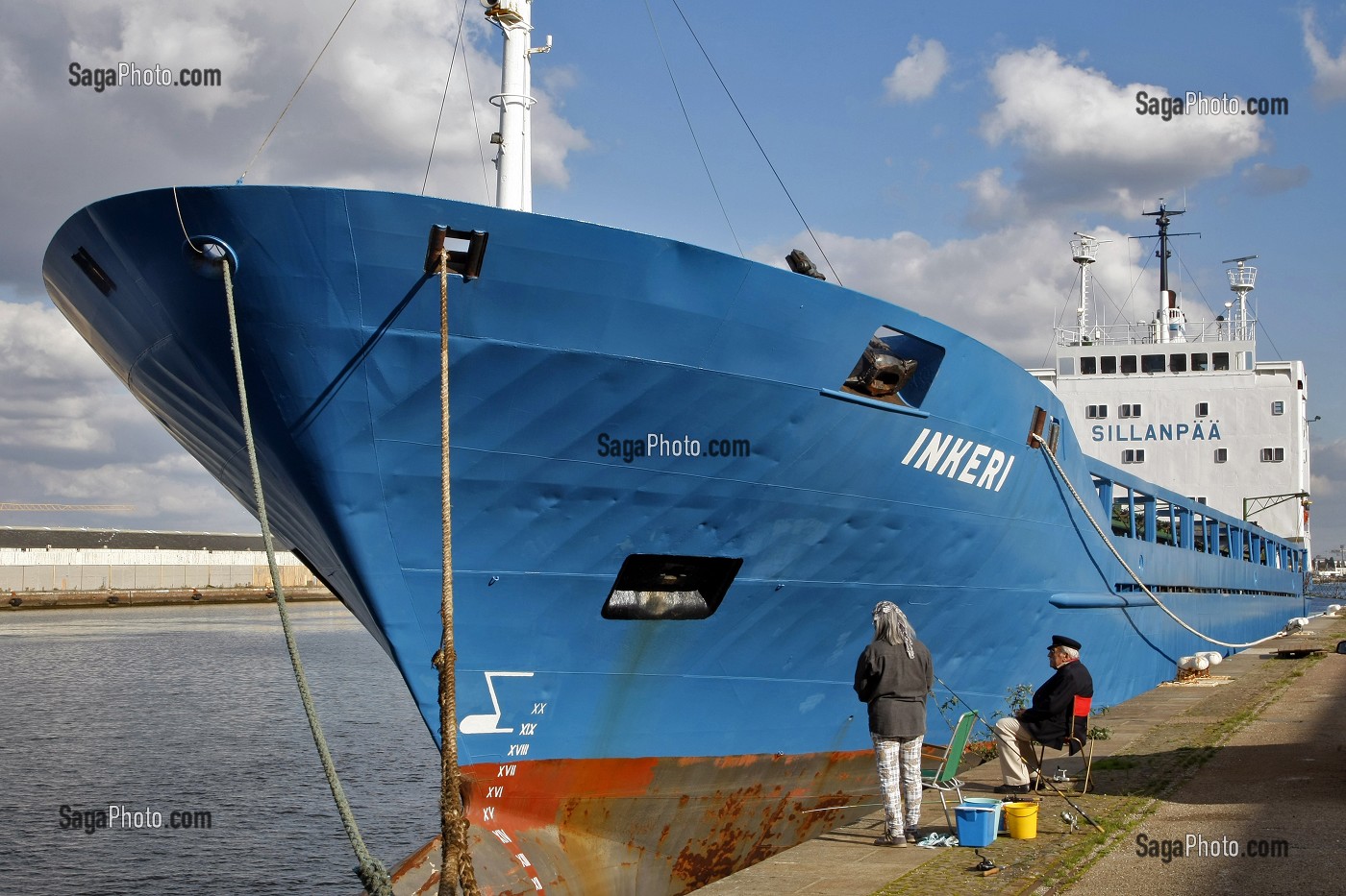 PECHEURS A LA LIGNE DEVANT UN CARGO A QUAI SUR LE PORT DE COMMERCE, LE HAVRE, SEINE-MARITIME (76), NORMANDIE, FRANCE