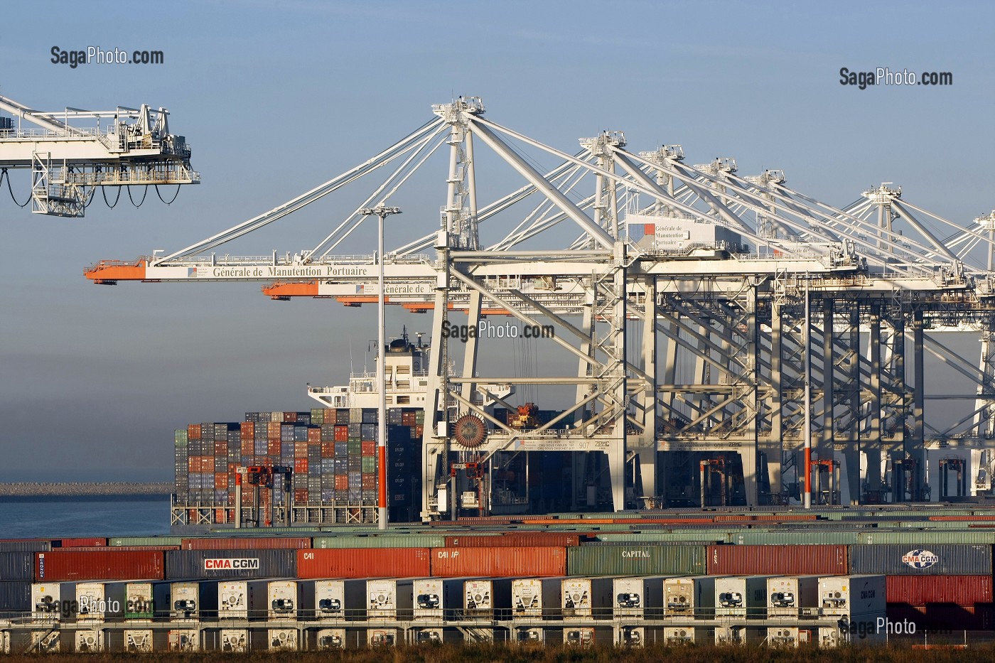 CHARGEMENT DES CONTAINERS SUR UN CARGO PORTE-CONTENEURS, PORT ET TERMINAL DE FRANCE PORT 2000, PORT DE COMMERCE, LE HAVRE, NORMANDIE 