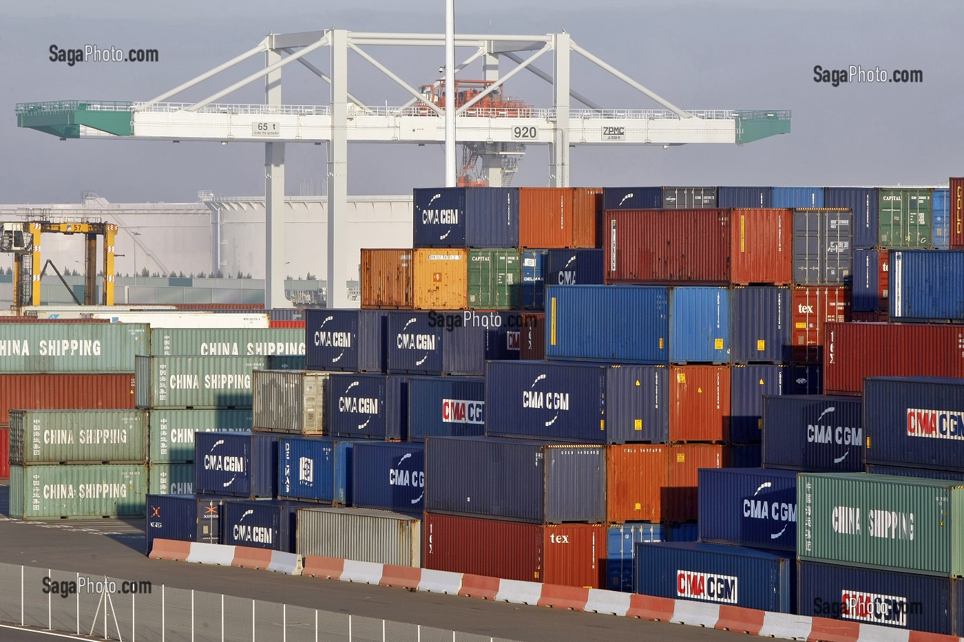 CONTENEURS EN ATTENTE DE CHARGEMENT SUR UN CARGO, PORTIQUE DU TERMINAL DE FRANCE PORT 2000, PORT DE COMMERCE, LE HAVRE, NORMANDIE 