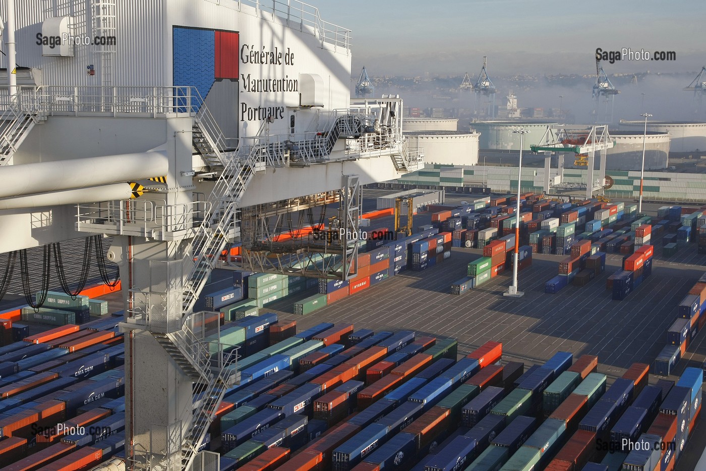 ZONE SE STOCKAGE DES CONTENEURS ET CUVE DE PETROLE SUR LE TERMINAL DE FRANCE PORT 2000, PORT DE COMMERCE, LE HAVRE, NORMANDIE 