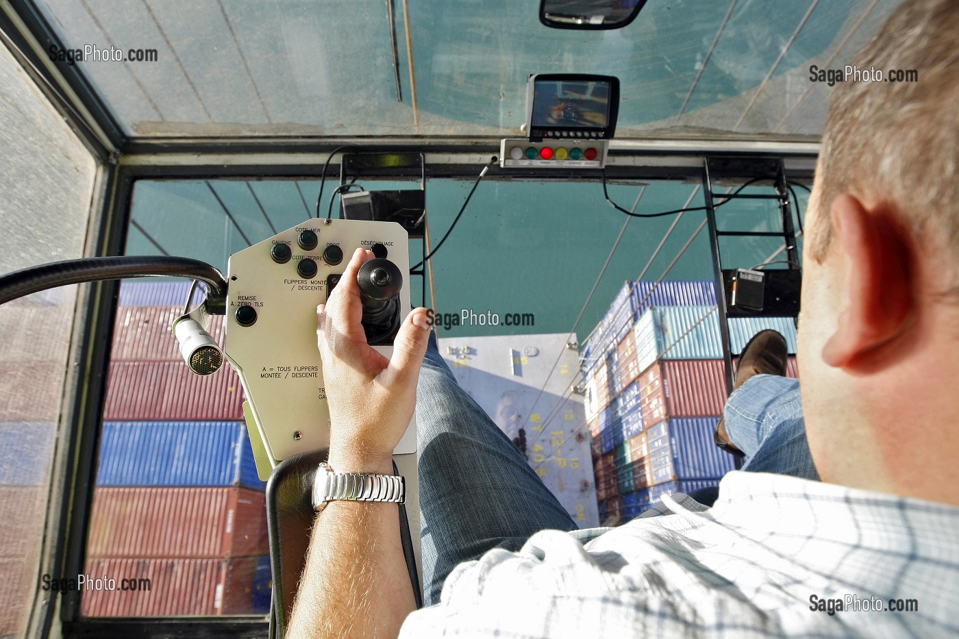 TRAVAIL DU DOCKER SUR UN PORTIQUE, CHARGEMENT DES CONTENEURS SUR UN CARGO PORTE-CONTENEURS, TERMINAL DE FRANCE PORT 2000, PORT DE COMMERCE, LE HAVRE, NORMANDIE 