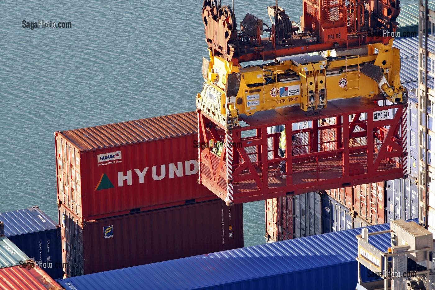 CHARGEMENT DES CONTENEURS SUR UN CARGO PORTE-CONTENEURS, TERMINAL DE FRANCE PORT 2000, PORT DE COMMERCE, LE HAVRE, NORMANDIE 