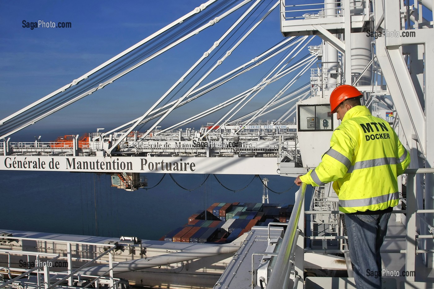 DOCKER SUR UN PORTIQUE DE CHARGEMENT DES CONTENEURS, TERMINAL DE FRANCE PORT 2000, PORT DE COMMERCE, LE HAVRE, SEINE-MARITIME (76) NORMANDIE