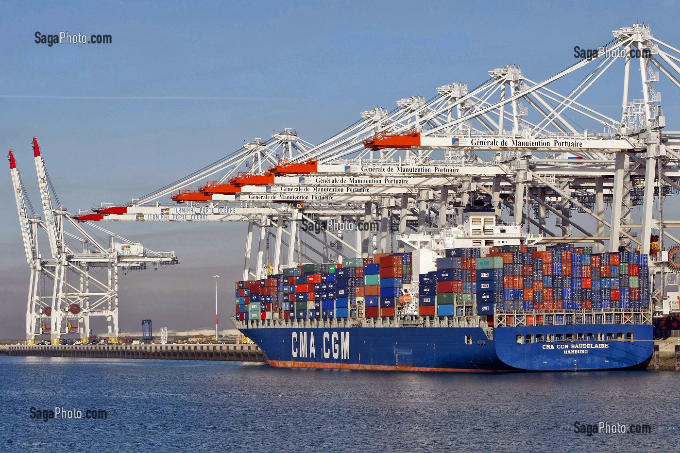 PORTIQUES DE CHARGEMENT DES CONTENEURS SUR UN CARGO PORTE-CONTENEURS, TERMINAL DE FRANCE PORT 2000, PORT DE COMMERCE, LE HAVRE, SEINE-MARITIME (76) NORMANDIE