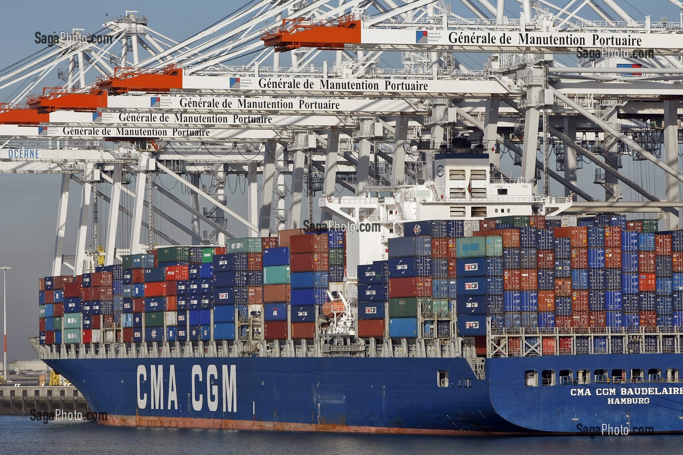 PORTIQUES DE CHARGEMENT DES CONTENEURS SUR UN CARGO PORTE-CONTENEURS, TERMINAL DE FRANCE PORT 2000, PORT DE COMMERCE, LE HAVRE, SEINE-MARITIME (76), NORMANDIE 