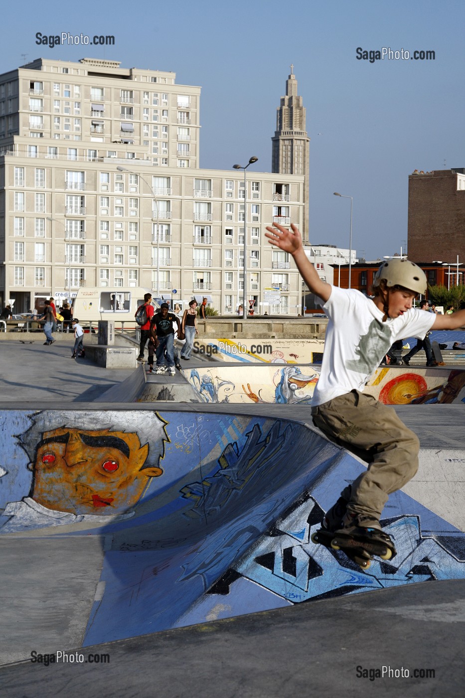 SKATE PARK, AIRE DE STREET POUR VTT, SKATEURS, SKATEBOARD, ROLLER, DEVANT LES IMMEUBLES D'ARCHITECTURE D'AUGUSTE PERRET CLASSEE AU PATRIMOINE MONDIAL DE L'UNESCO, LE HAVRE, SEINE-MARITIME (76), NORMANDIE, FRANCE
