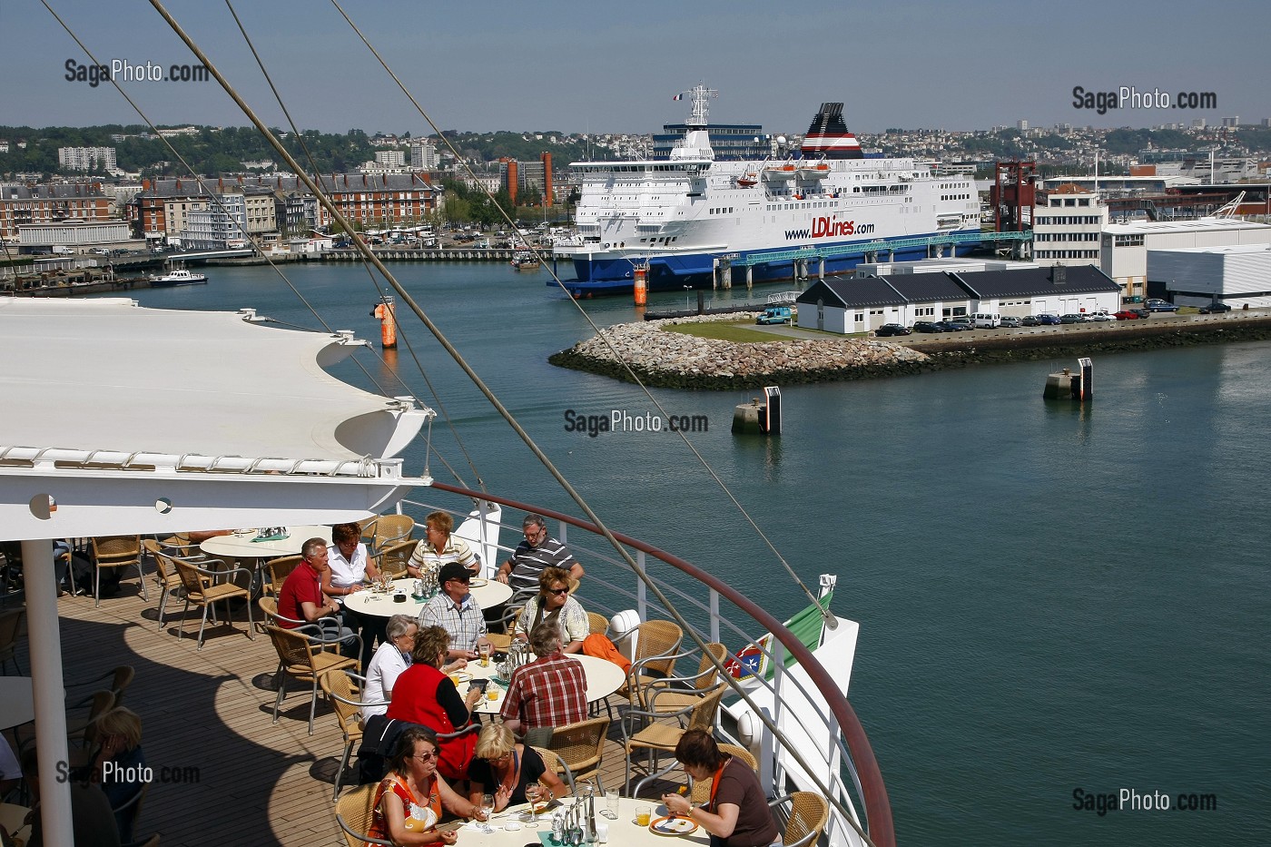 TERRASSE SUR LE PONT SUPERIEUR DU BATEAU DE CROISIERE AIDA AURA EN ESCALE AU PORT DU HAVRE, SEINE-MARITIME (76), NORMANDIE, FRANCE 