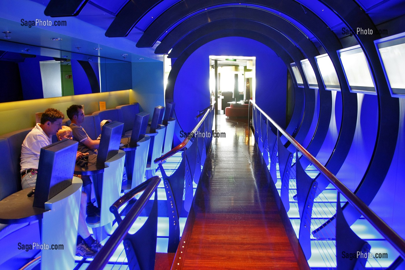 SALLE INFORMATIQUE ET ORDINATEURS SUR LE BATEAU DE CROISIERE AIDA EN ESCALE AU PORT DU HAVRE, SEINE-MARITIME (76), NORMANDIE, FRANCE