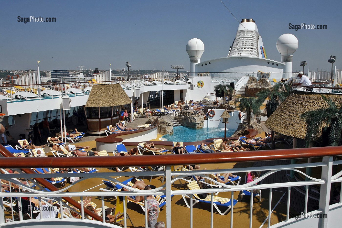 PISCINE ET TERRASSE SUR LE PONT SUPERIEUR DU BATEAU DE CROISIERE AIDA AURA EN ESCALE AU PORT DU HAVRE, SEINE-MARITIME (76), NORMANDIE, FRANCE 